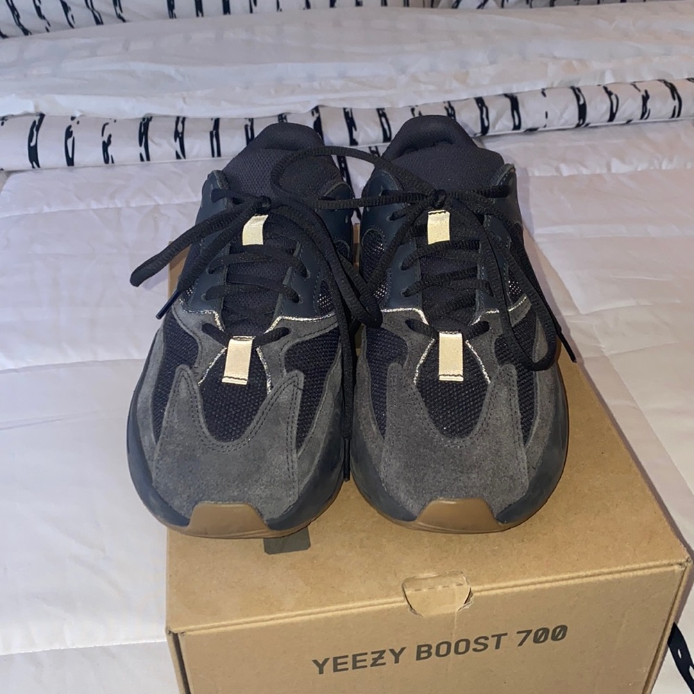 6.5 Yeezy 700’s